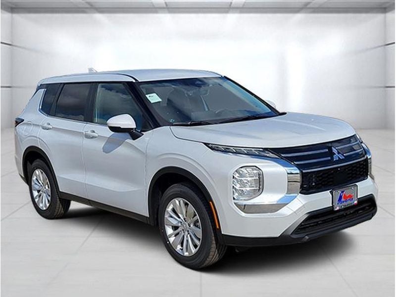 2026 Mitsubishi Outlander ES in Diamond White — front three-quarter view